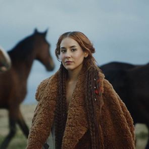 <em>MONA</em> представя новото си Аз с песента "Жива"