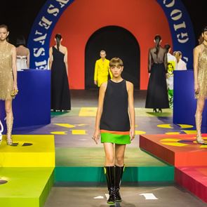<em>Dior</em> S/S 2022: Графично, минимално, позитивно