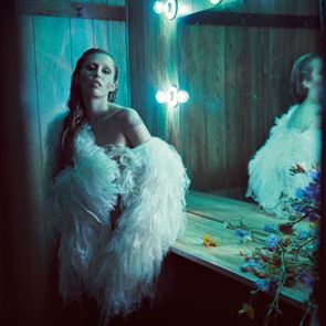 Майли Сайръс лекува с музика в новия си албум "Something Beautiful