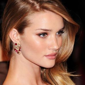 Роузи Хънтингтън Уайтли пуска детска козметична марка