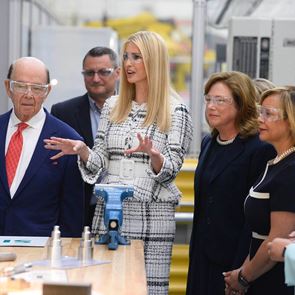 Костюм от &lt;em>туид&lt;/em> и островърхи обувки - Иванка Тръмп блести с елегантност