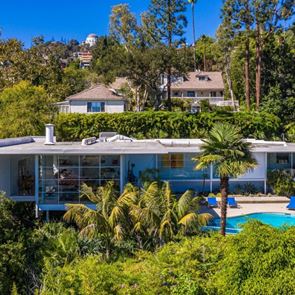 Трябва да видите стоманеното имение на Брад Пит