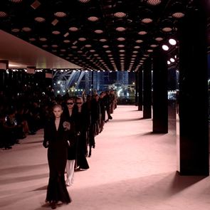 Saint Laurent знае, че сдържаността може да е секси