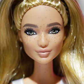 &lt;em>Барби&lt;/em> на 60 и с патерица