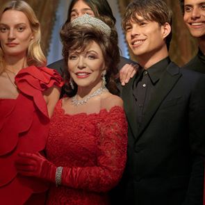 Алени дантели и искрящи диаманти: Джоан Колинс в коледната кампания на &lt;em>Valentino&lt;/em>