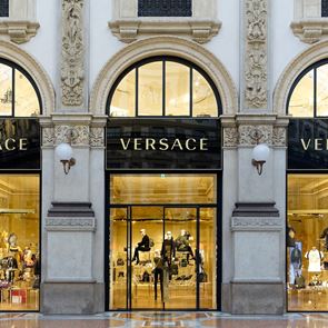 &lt;em>Versace&lt;/em> официално стана част от Prada Group