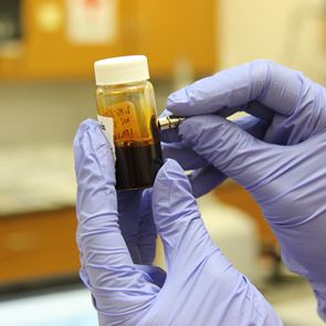 Пробив в диагностиката: чипът &lt;em>на&lt;/em> Toshiba открива 13 типа &lt;em>рак&lt;/em> само по капка кръв