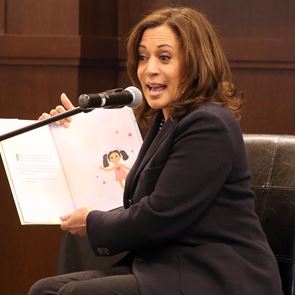 Камала Харис между редовете на автобиографичната си книга