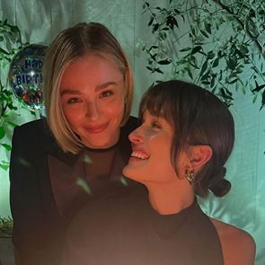 Клоуи Грейс Мориц се ожени за приятелката си