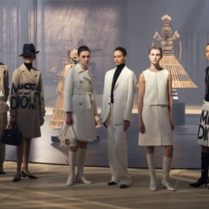 <em>Dior</em> обръща поглед към миналото в Седмица на модата в Париж
