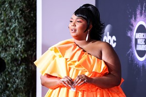 Lizzo продължава да се снима гола, но го прави с цел