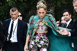 Джей Ло, отново неотразима, отново в D&G