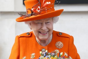 Никой няма право да докосва чантата на кралица Елизабет II