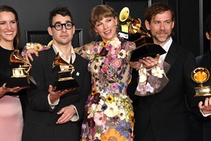 По червения килим на наградите "Грами"