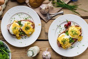 Бърз и вкусен обяд: Пилешко филе с топено сирене и бекон