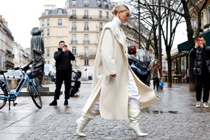 Алисия Викандер на празнично пътешествие с Louis Vuitton