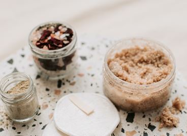 Обновете кожата и изгладете целулита с натурален скраб