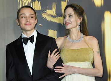 Анджелина Джоли дебютира на червения килим със сина си Нокс