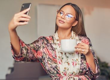 Феновете на Криси Тейгън не са доволни, че тя пие вино за 13 000 долара