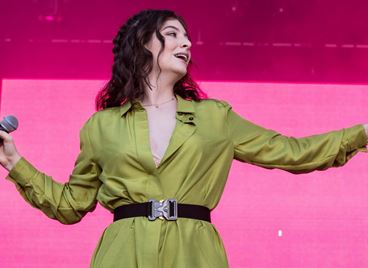 След 4 години музикална пауза, Лорд се завръща