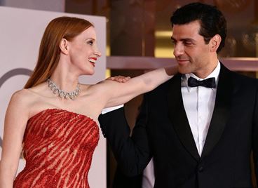 Джесика Частейн обясни целувката от червения килим във Венеция