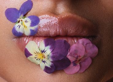 Цветя в грима? Защо не!