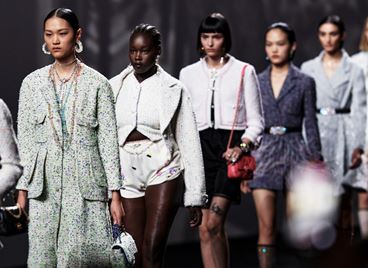 Виржини Виар ни показа привлекателността на Chanel