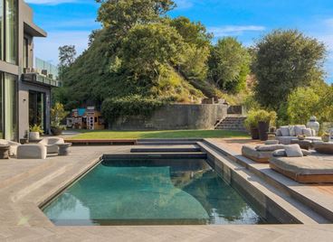 Криси Тейгън и Джон Леджънд продадоха имението си за 17 милиона