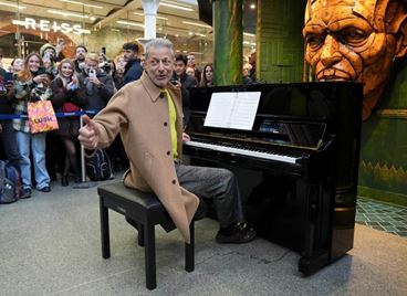 Джеф Голдблум изненада пътниците на гарата в Лондон