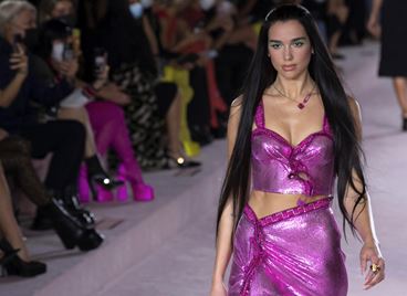 Все още мислим за runway дебюта на Дуа Липа
