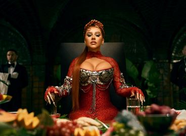 Кристина Агилера почита латино корените си в &quot;AGUILERA&quot;