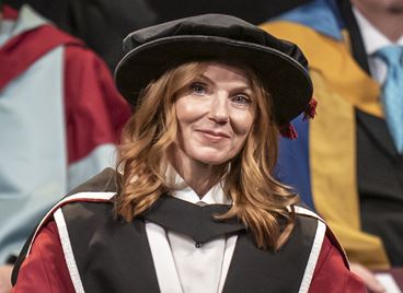 Гери Халиуел получи докторска степен от английски университет