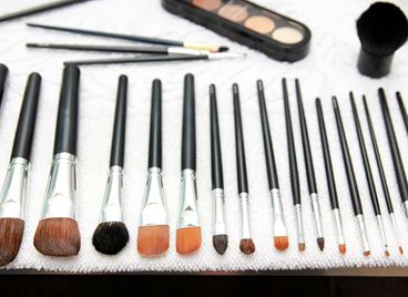 Важно е да почиствате четките си за грим