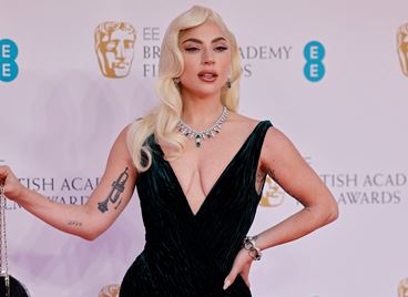 По червения килим на наградите БАФТА