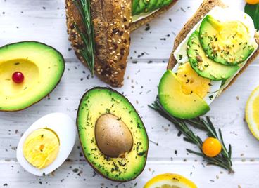 Лесна разядка с авокадо и варени яйца