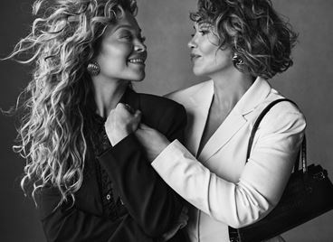 Рита Ора и нейната майка рамо до рамо в зашеметяваща фотосесия