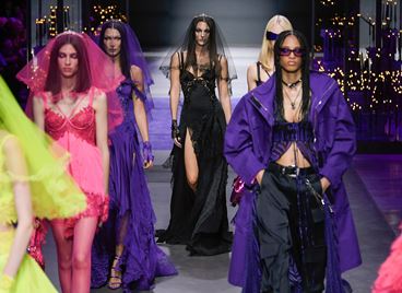 Versace S/S 2023: Гръндж, пънк и Парис Хилтън