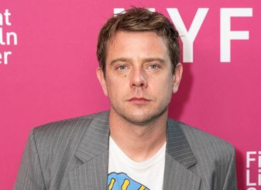 Dior поверява дамската си идентичност на Андерсън