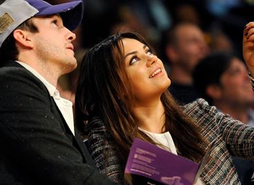 Мила Кунис е изневерила на Аштън Къчър... с Bridgerton