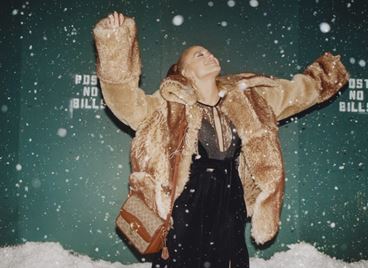 Дженифър Лопес посреща Коледа с Coach