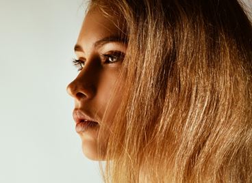 Какво кара косата да пада на кичури?