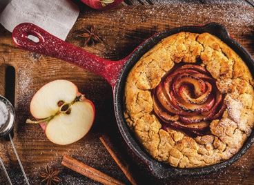 Пухкав ябълков кейк с орехи в тиган