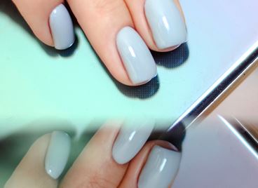 10 страхотни (и много лесни) идеи за морскосин маникюр