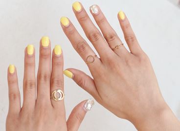 11 Pinterest идеи за златен маникюр, напук на мрачното време