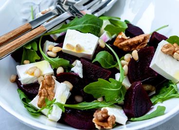 Салата с печено цвекло и козе сирене