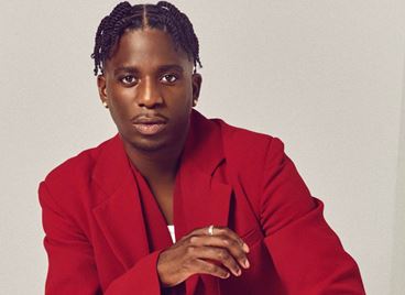 Джулиен от Emily in Paris – откровено и ексклузивно за GRAZIA България