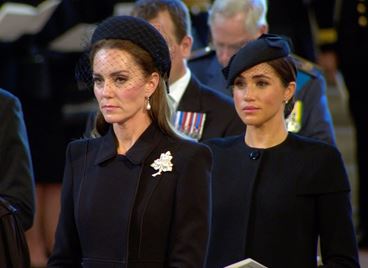 Кралското семейство се събра, за да изпрати кралицата