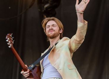 Братът на Били Айлиш представи дебютния си албум