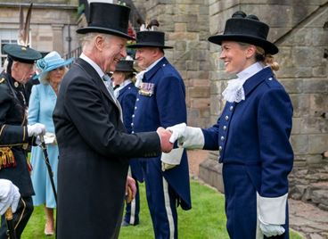 Чарлз III и Камила организираха градинско парти в двореца в Единбург