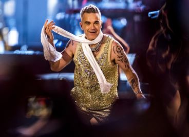 Роби Уилямс се свлече на земята по време на концерт